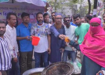 তীব্র তাপদাহে পথচারী ও শ্রমজীবি মানুষের মাঝে “ মডেল রিপোর্টার্স ক্লাবে”র শরবত বিতরন