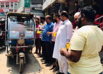 সাংবাদিক মুন্নার পক্ষ থেকে পাগলা এলাকায় শরবত বিতরণ
