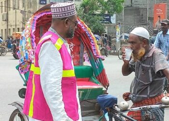 দ্বিতীয় দিনেও বিশুদ্ধ ঠান্ডা পানি নিয়ে গরমে অতিষ্ঠ মানুষের পাশে টিম খোরশেদ
