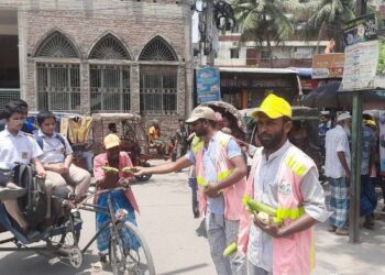 পাড়া মহল্লায় ঘুরে ঘুরে তৃষ্ণার্ত মানুষের মাঝে পানি ও শষা নিয়ে টিম খোরশেদ