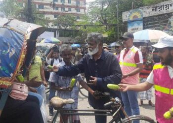 তাপদাহে বিপর্যস্ত নগরবাসীর মাঝে পানি, টুপি ও শশা বিতরণে টিম খোরশেদ