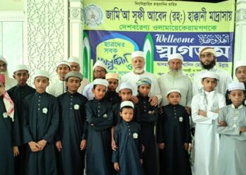 ফতুল্লায় জামিয়া সূফী আবেদ (রহ:) হাক্কানী মাদ্রাসায় ছাত্রদের সবক প্রদান