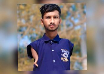 ইচ্ছাশক্তির কাছে পরাজিত প্রতিবন্ধকতা, পা দিয়ে লিখে এসএসসিতে উত্তীর্ণ সিয়াম