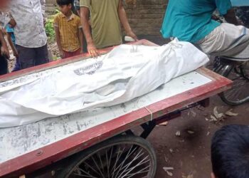 সোনারগাঁয়ে পরকিয়ার জেরে গৃহবধূকে শ্বাসরোধে হত্যার অভিযোগ, স্বামীসহ আটক ২