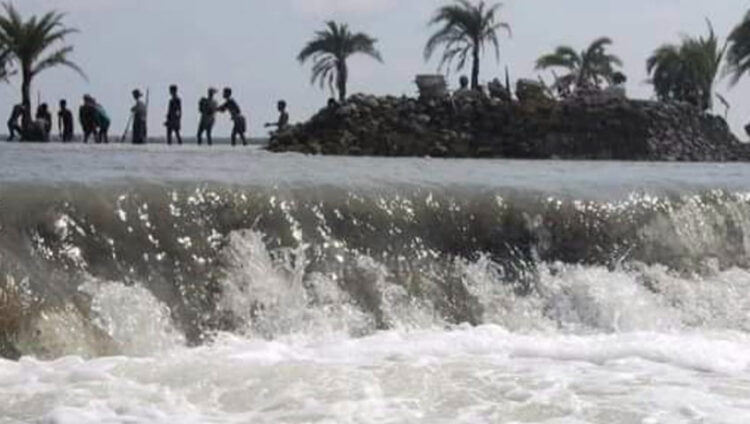 ঘূর্ণিঝড় ‘রিমাল’  ১৬ জেলার উপকূলে ৮-১২ ফুট জলোচ্ছ্বাসের আশঙ্কা