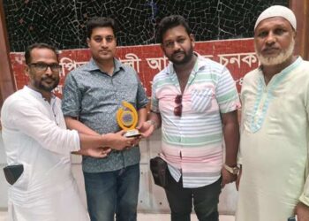 সাংবাদিকতায় বিশেষ অবদান রাখায় কমল রায়কে সম্মাননা ক্রেষ্ট প্রদান