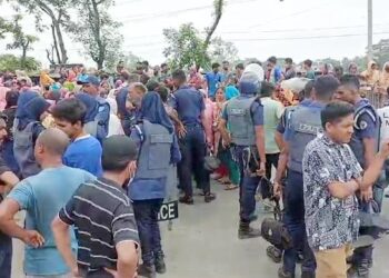 শ্রমিকদের বিক্ষোভে ঢাকা-চট্টগ্রাম মহাসড়কে ৪ কিলোমিটার যানজট