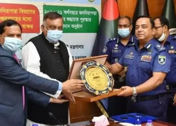 শুদ্ধাচার পুরস্কার কী এবং কোন যোগ্যতায় দেয়া হয় ?