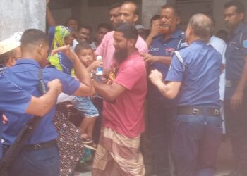 বাবাকে দেখতে পেয়ে দুই বছরের শিশুর কোলে উঠার আর্তনাদ