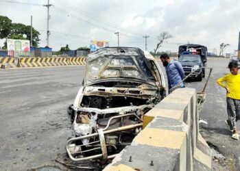 সোনারগাঁয়ে মাইক্রোবাসে আগুন, দগ্ধ ৫