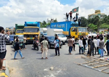 শিক্ষার্থীদের অবরোধে যান চলাচল বন্ধ ঢাকা-নারায়ণগঞ্জ লিংক রোডে
