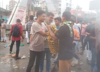 শিক্ষার্থীদের পাশে খাবার ও পানি নিয়ে সাধারন মানুষ!