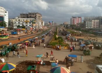 শিক্ষার্থীদের নিয়ন্ত্রণে নগরীর ট্রাফিক ব্যবস্থা,স্বচ্ছন্দবোধে বাসিন্দারা