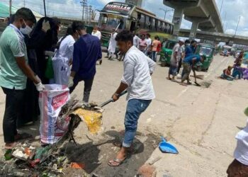 রূপগঞ্জের ট্রাফিক নিয়ন্ত্রণে ও পরিচ্ছন্নতা কার্যক্রমে শিক্ষার্থীরা