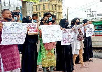 নারায়ণগঞ্জে শিক্ষার্থীদের প্রার্থনা ও মহাসড়কে বিক্ষোভ