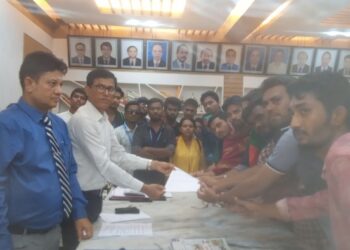 ৬ দফা দাবীতে ডিসি’র কাছে বৈষম্যবিরোধী ছাত্র আন্দোলনের স্মারকলিপি