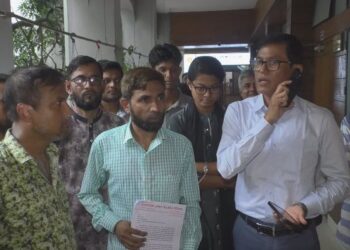 ২০ মাসের বকেয়া বেতনের দাবীতে প্যারাডাইস শ্রমিকদের ডিসির কাছে স্মারকলিপি