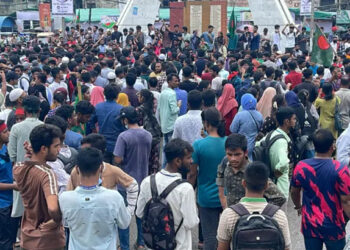 সড়ক অবরোধ করে নারায়ণগঞ্জে শিক্ষার্থীদের বিক্ষোভ