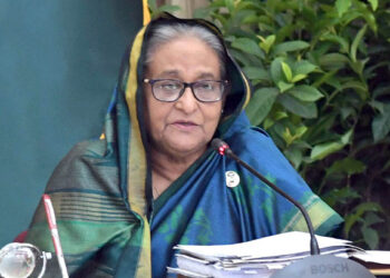 রয়টার্সের প্রতিবেদন: সেনাবাহিনীর যে বার্তায় ‘পালিয়ে যান’ শেখ হাসিনা