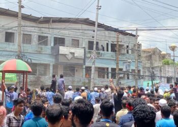 নারায়ণগঞ্জে আ’লীগ অফিস ও রাইফেল ক্লাবে আগুন