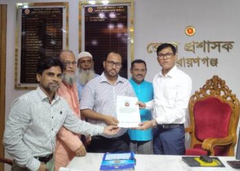 বন্যার্তদের জন্য ডিসিকে ৫০ উর্ধ্ব কফি হাউজ সমাজসেবা সংস্থার অনুদান প্রদান