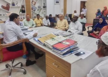 চাকুরী জাতীয়করণের দাবিতে ডিসি ও ইউএনওকে শিক্ষক নেতৃবৃন্দের স্মারক লিপির প্রদান