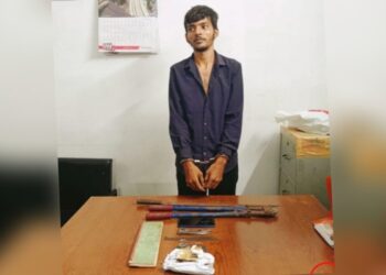 সোনারগাঁয়ে যৌথবাহিনীর হাতে দেশীয় অস্ত্র ও গাঁজাসহ গ্রেপ্তার-১