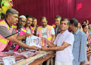 দুস্থ সনাতন ধর্মাবলাম্বী পরিবারে মাঝে টিম খোরশেদের উপহার