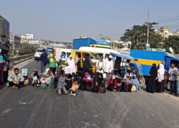 গাজী টায়ারসে অগ্নিকান্ড: সড়ক অবরোধ করে জানালেন নিখোঁজ স্বজনদের বিক্ষোভ