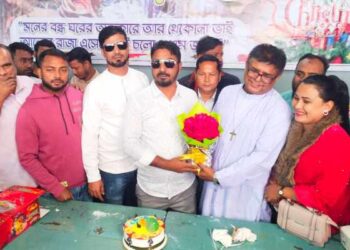 বড় দিনের উৎসবে শুভেচ্ছা জানাতে সাধু পৌলের গির্জায় বিএনপি নেতা উজ্জল