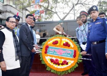 ফতুল্লায় অজ্ঞাতনামা শহীদের স্বরনে নির্মিত বধ্যভুমিতে ডিসি-এসপির শ্রদ্ধাঞ্জলী