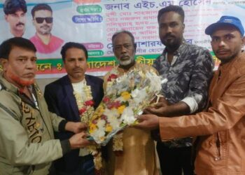 বক্তাবলীতে মৎস্যজীবি দলের নব নির্বাচিত নেতৃবৃন্দ কে ফুল দিয়ে বরন