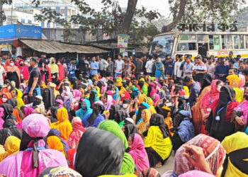 ফতুল্লায় সড়ক অবরোধ করে শ্রমিকদের বিক্ষোভ