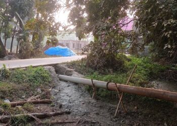 বন্দরে সড়ক সুড়ঙ্গ করে বিএনপি নেতার ড্রেজার পাইপ,দর্শকের ভুমিকায় প্রশাসন!