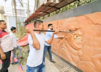জেলা পরিষদে থাকা শেখ মুজিবের ম্যুরাল ও ভাস্কর্য ভেঙে দিলো স্থানীয় বিএনপি নেতৃবৃন্দ