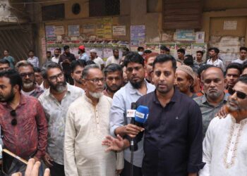 বিসিকে ঝুট নিয়ন্ত্রনে অ্যাড.আলমগীর বাহিনীর হোন্ডা মহড়ার প্রতিবাদে মানববন্ধন