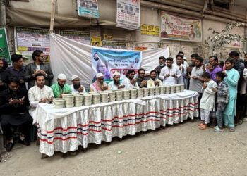 খা‌লেদা জিয়ার সুস্থতা কামনায় বৃহত্তর আমলাপাড়াবাসীর দোয়া ও খাবার বিতরণ