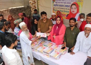 ফতুল্লায় মোহনার উদ্যোগে ঈদ উপহার প্রদান