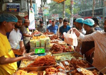 রমজানের শেষ দিকে এসেও নগরীর ইফতার বাজারগুলো জমজমাট