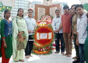 স্বাধীনতা দিবস উপলক্ষ্যে নারায়ণগঞ্জ বন্ধুসভার পুষ্পস্তবক অর্পণ