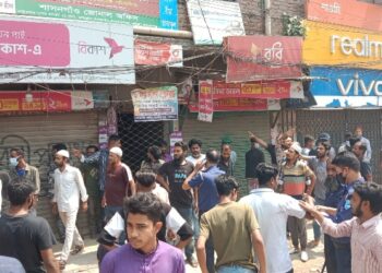 যুবলীগ ক্যাডার শামীমের দখলে থাকা মার্কেট বুঝে নিল প্রকৃত মালিক সানি মোল্লা গংরা