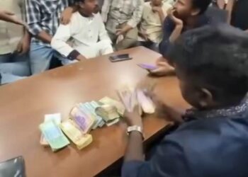 ছাত্রদল নেতার টাকা বিতরণের ভিডিও ভাইরাল, বললেন ‘ঈদ সালামি’