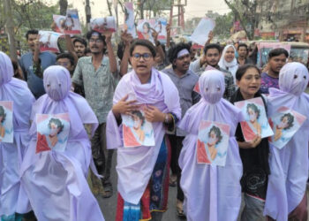 ধর্ষণের শিকার আছিয়া মৃত্যুর প্রতিবাদে নারায়ণগঞ্জে কাফন মিছিল