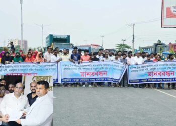 ফতুল্লায় নতুন ষ্টেডিয়ামের পাশে ট্রাকস্ট্যান্ড নির্মাণ বন্ধের দাবিতে মানববন্ধন