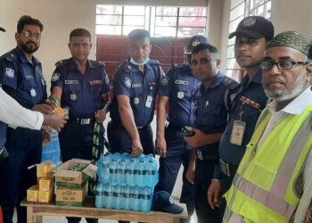 তীব্র গরমে ট্রাফিক পুলিশ ও রিকশা চালকদের মাঝে পানি-বিস্কুট-স্যালাইন বিতরণ