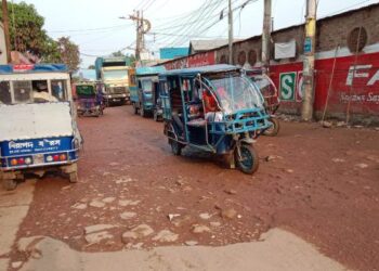 হাজীগঞ্জ এম সার্কাস হইতে আইটি স্কুল পর্যন্ত রাস্তার বেহালদশা!