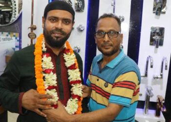 ফারুক আহমেদকে ফটো সাংবাদিক সেলিমের ফুলেল শুভেচ্ছা 