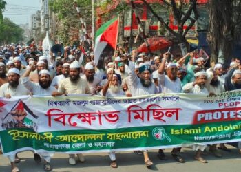 আজানের সময় আল্লাহু আকবার বলার সাথে সাথে বর্বর ইজরাইল বোমা হামলা করে  – মাসুম বিল্লাহ