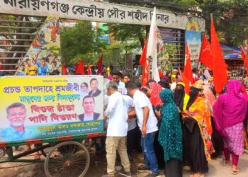 তাপদাহে শ্রমিক র‌্যালীতে বিশুদ্ধ ঠান্ডা পানি ও হাতপাখা বিতরণে খোরশেদ
