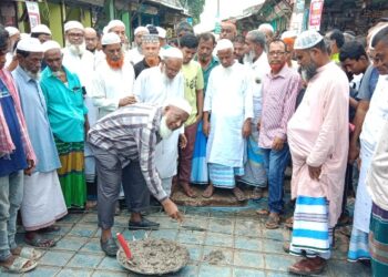 আলীরটেকের গোপচরে রাস্তার আরসিসি ঢালাই কাজ উদ্বোধন করলেন জাকির হোসেন চেয়ারম্যান